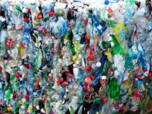 Massenhafte Verwendung von Plastik (hier: Plastikflaschen)
